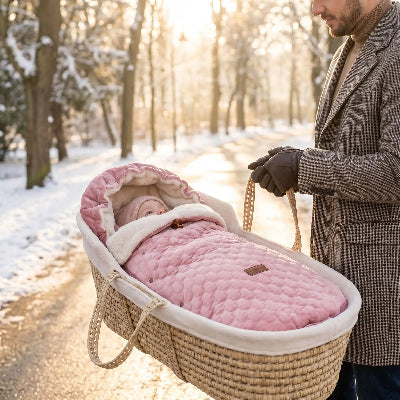 chanceliere bebe portée dans un couffin