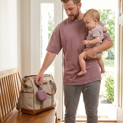 Boite porte tetine​ acrochet sur un sac à langer
