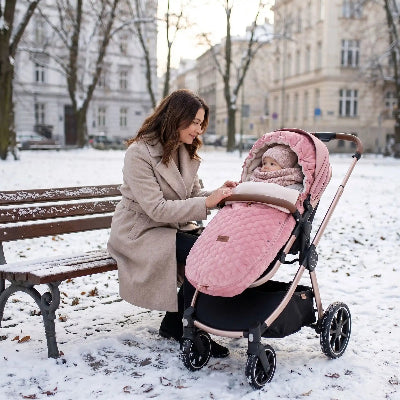 chanceliere bebe avec une femme assise