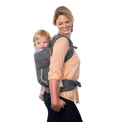 porte bébé l'enfant sur le dos de maman