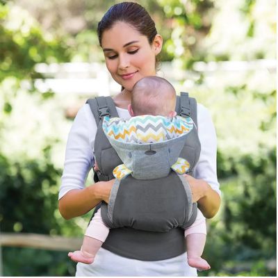 porte bébé maman porte son bébé devant